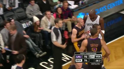 Steve Blake et Xavier Henry participent au temps morts des Nets