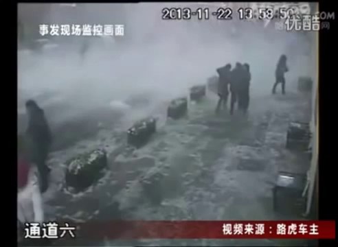 Bloc de neige tombe sur une voiture (Chine)