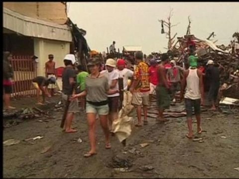 Tacloban: le déblayage prend du temps après le typhon Haiyan - 28/11