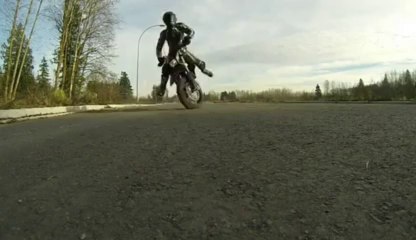 Belle croute en moto! "Regarde comme je suis bon!!!!" FAIL