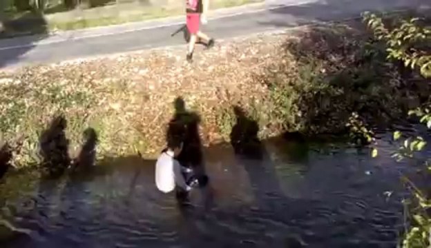 Sauter une rivière et se rater! FAIL, les pieds dans l'eau!