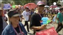 Thailandia: continua la protesta, premier ottiene la fiducia