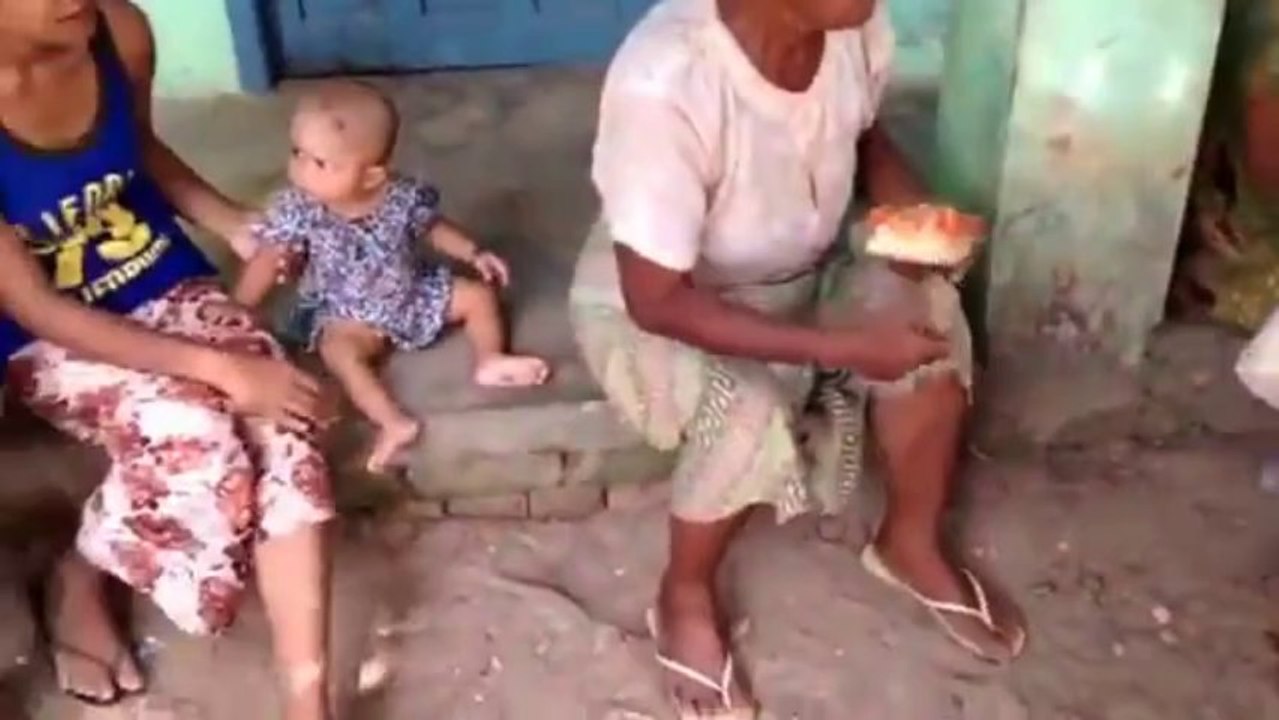 Starving of Muslims in Myanmar(burma)  توزيع الخبز لمسلمين ميانمار من قبل بعض المحسنين