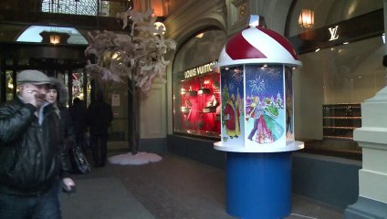 Hausgroßer Luxuskoffer neben Lenin-Mausoleum muss weg