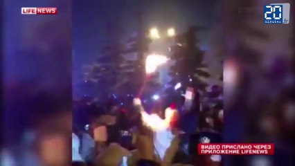 Un des relayeurs de la flamme olympique prend feu