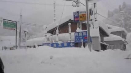 (有)小柳商事の同僚とスキーに行きました -雪の積もる道を車で走行-