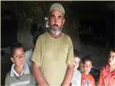 معاناة وآمال جمال عوض وطفلين