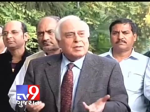 Tejpal's woes continue:CCTV shows victim running out of elevator, followed by Tejpal-Tv9 Gujarat