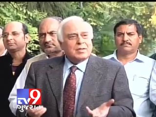 Tejpal's woes continue:CCTV shows victim running out of elevator, followed by Tejpal-Tv9 Gujarat