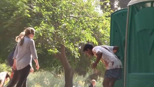 Explosion dans des toilettes publique - Caméra cachée