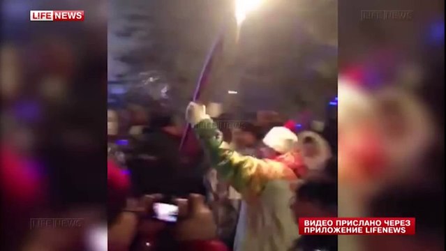 Un relayeur de la flamme olympique prend feu