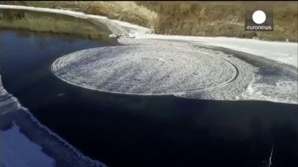 Un tourbillon de glace se forme dans une rivière aux Etats-Unis