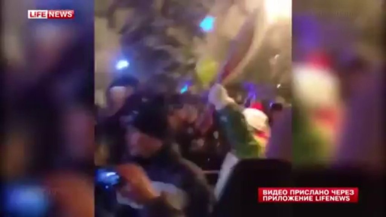 Russian athlete sets himself on fire carrying the olympic flame.