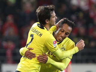 Aubameyang nettoie la lucarne sur coup franc !