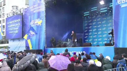 Ukraine: manifestation pro-Ianoukovitch et chaîne humaine pro-UE à Kiev