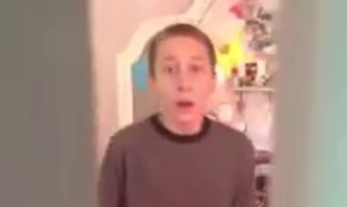 Une fille suprend son frère en train de danser sur du Britney Spears