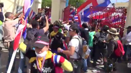 Bangkok (Thailande) 29:11:2013 Les anti gouvernementaux investissent le Royal Thay Army