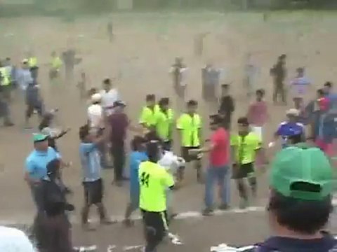 BRONCA! Jogo de futebol amador no Chile acaba em pancadaria: socos, pedradas e até tiros