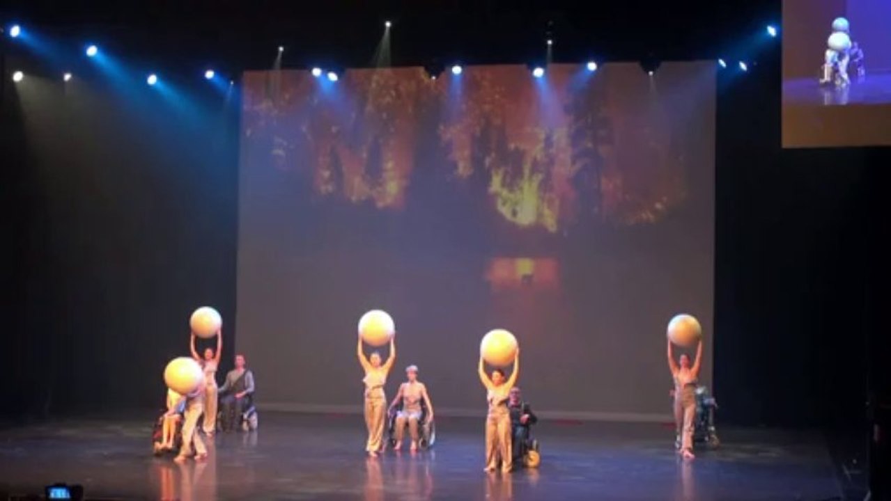 Mode h 2013  .Spectacle chorégraphique.  (3ème partie sur 4) à Tours au Vinci le 19 Novembre 2013.Thème de la chanson Française