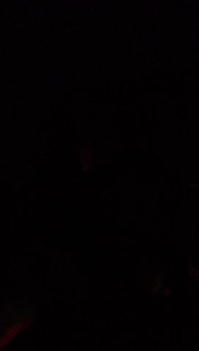 Eve rit aux éclats.