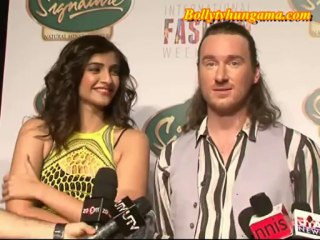 SONAM KAPOOR WALKS ON RAMP