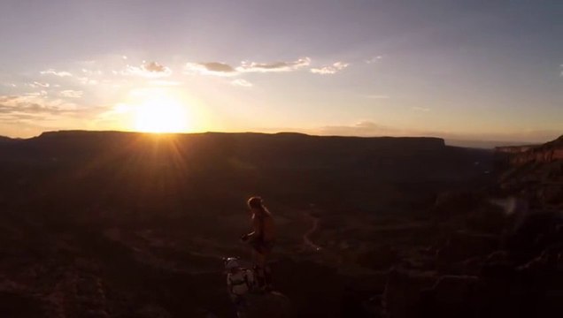 Escalader les Moab Towers et sauter d'en haut en Base Jump. GoPro!