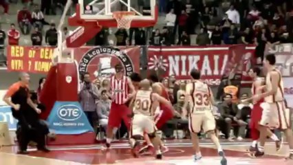 Koszykarze walczą na pięsci, a nie na wsady