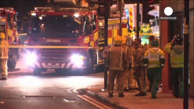 Glasgow, una catena umana per far uscire i feriti