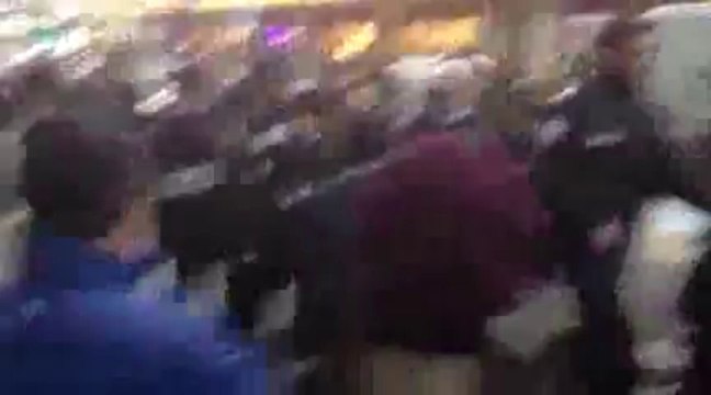 Violence policière sur un SDF face aux galeries Lafayette Paris (Low)