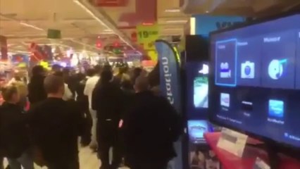 Riots for the new PS4 in france! Crazy!