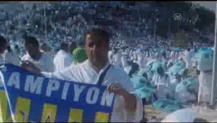 Dişlerini bile sarı lacivert kaplattı