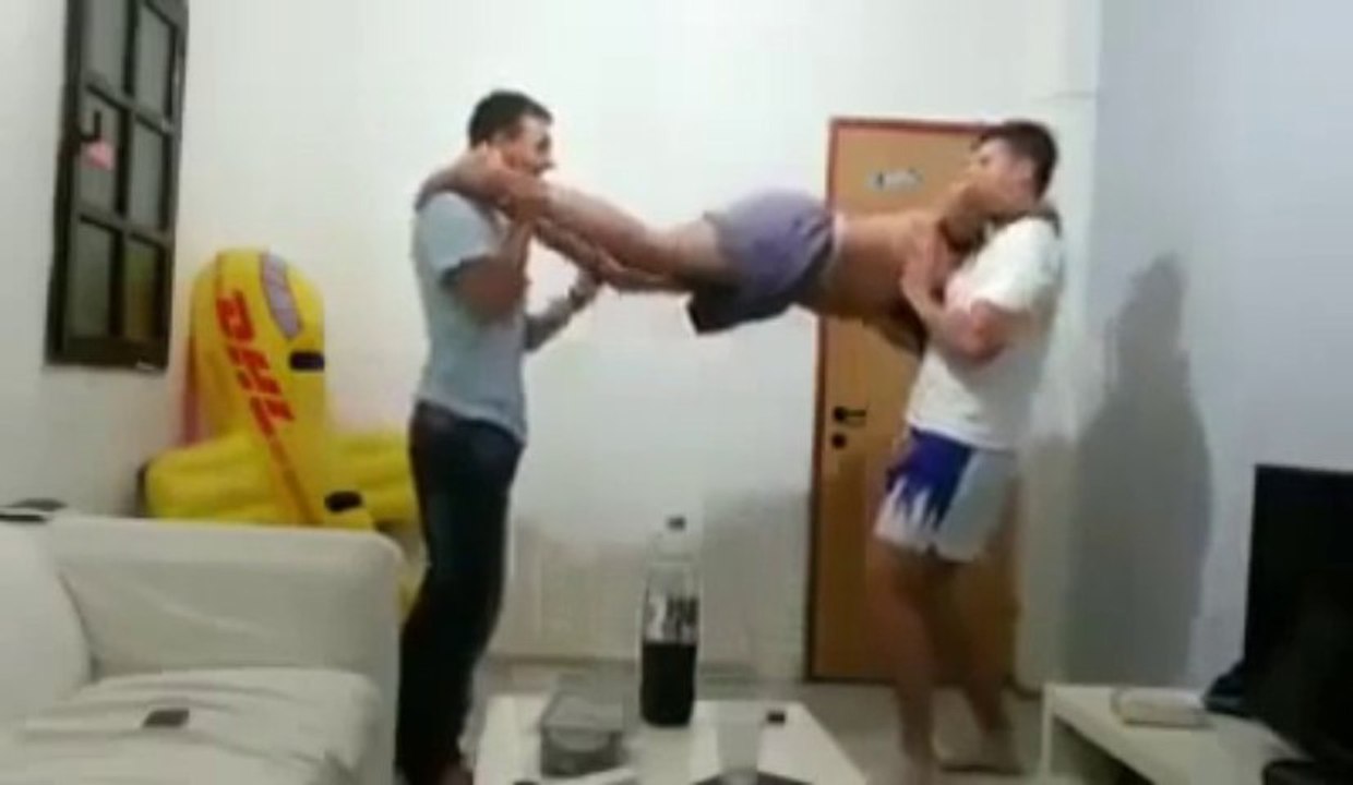 En Russie cette blague est appelée : Le Pivert qui picore un trou d'arbre