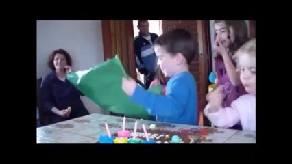 Un petit fan du Real Madrid reçoit un maillot du Barça