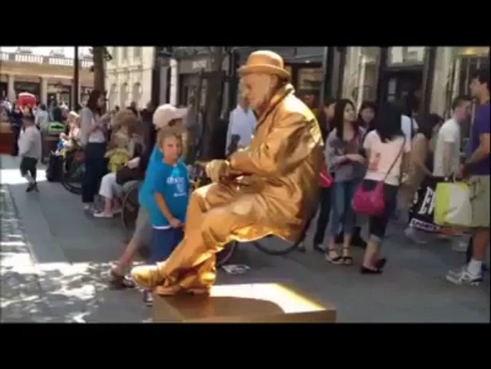 Un homme assis sans chaise - Vidéo Dailymotion