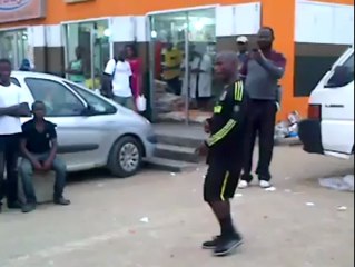 Il jongle avec une balle de tennis