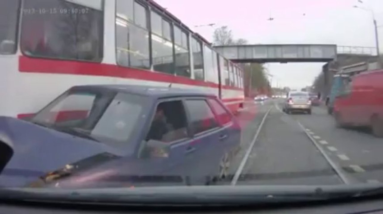 Un tram lui fonce dessus