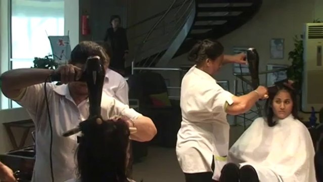 Mujeres víctimas de ataque con ácido vuelven a sonreír gracias a salón de belleza