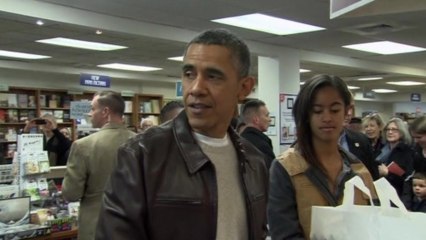 Obama buys holiday gifts at D.C. bookstore