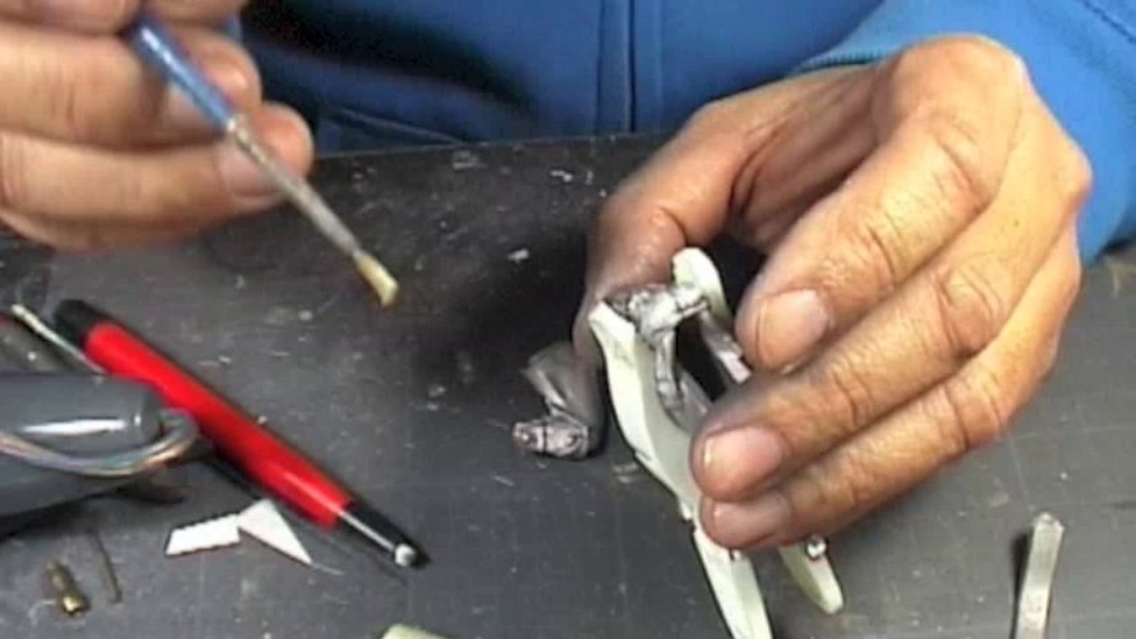 Assemblage d'un cheval Metal Modeles par soudage