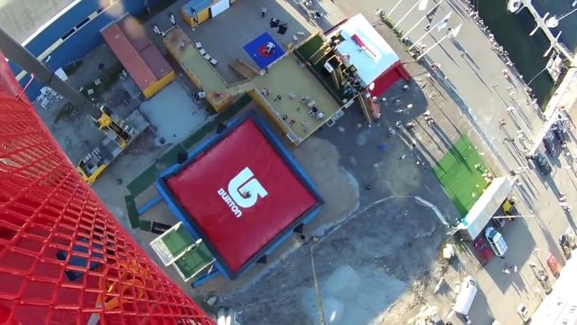 Sauter de 50 mètres de haut sur un matelas gonflable