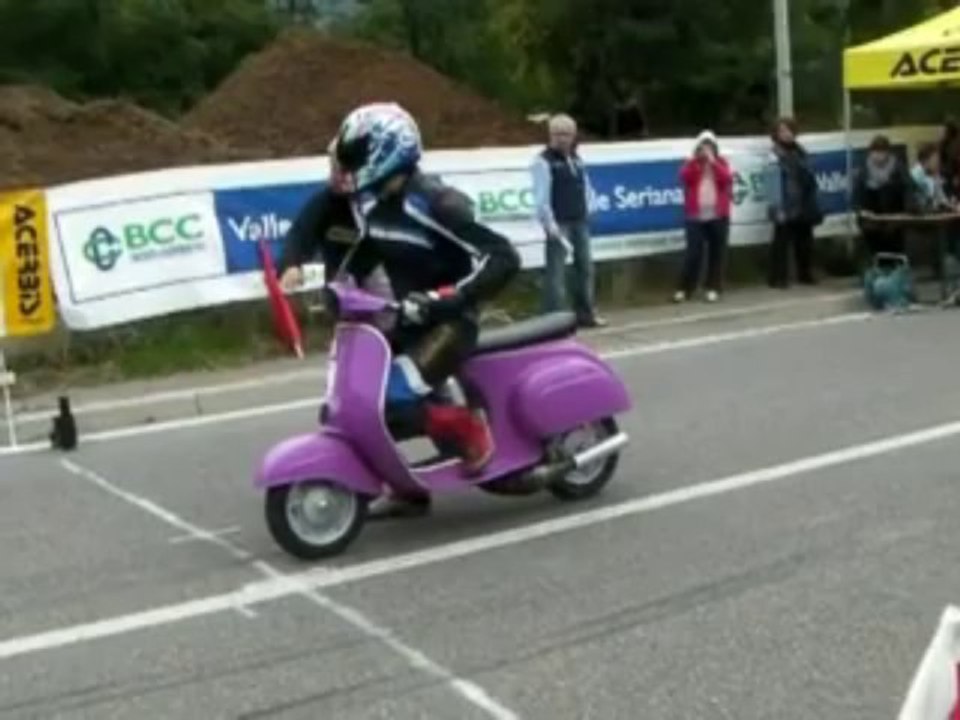 course de vespaaaaaaaaa.mp4
