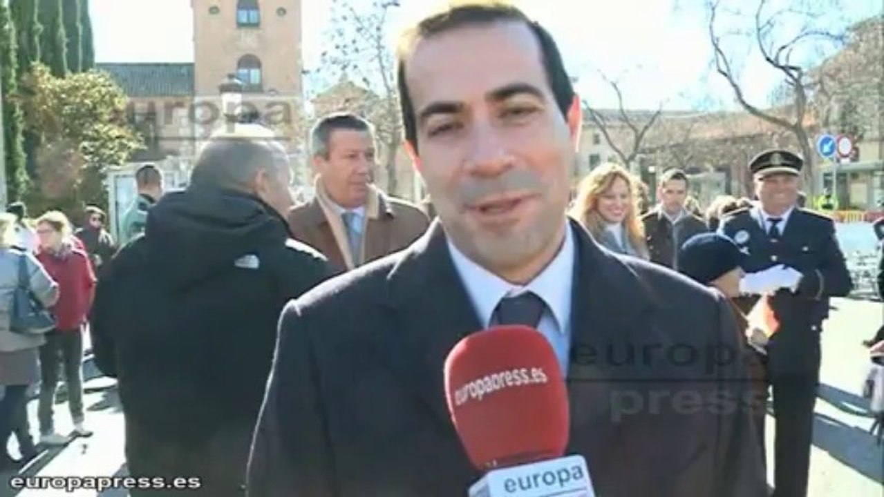 Consejeros de Madrid juran la bandera española