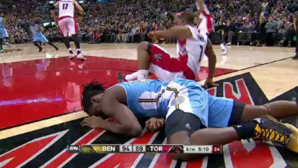 Faried野獸式空接灌籃後重重摔在地上，希望他沒事吧~