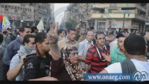 سيدة تهتف للسيسي بميدان التحرير وسط تظاهرات طلاب الإخوان و تصفع أحد سائقي السيارات لرفعه شارة رابعة