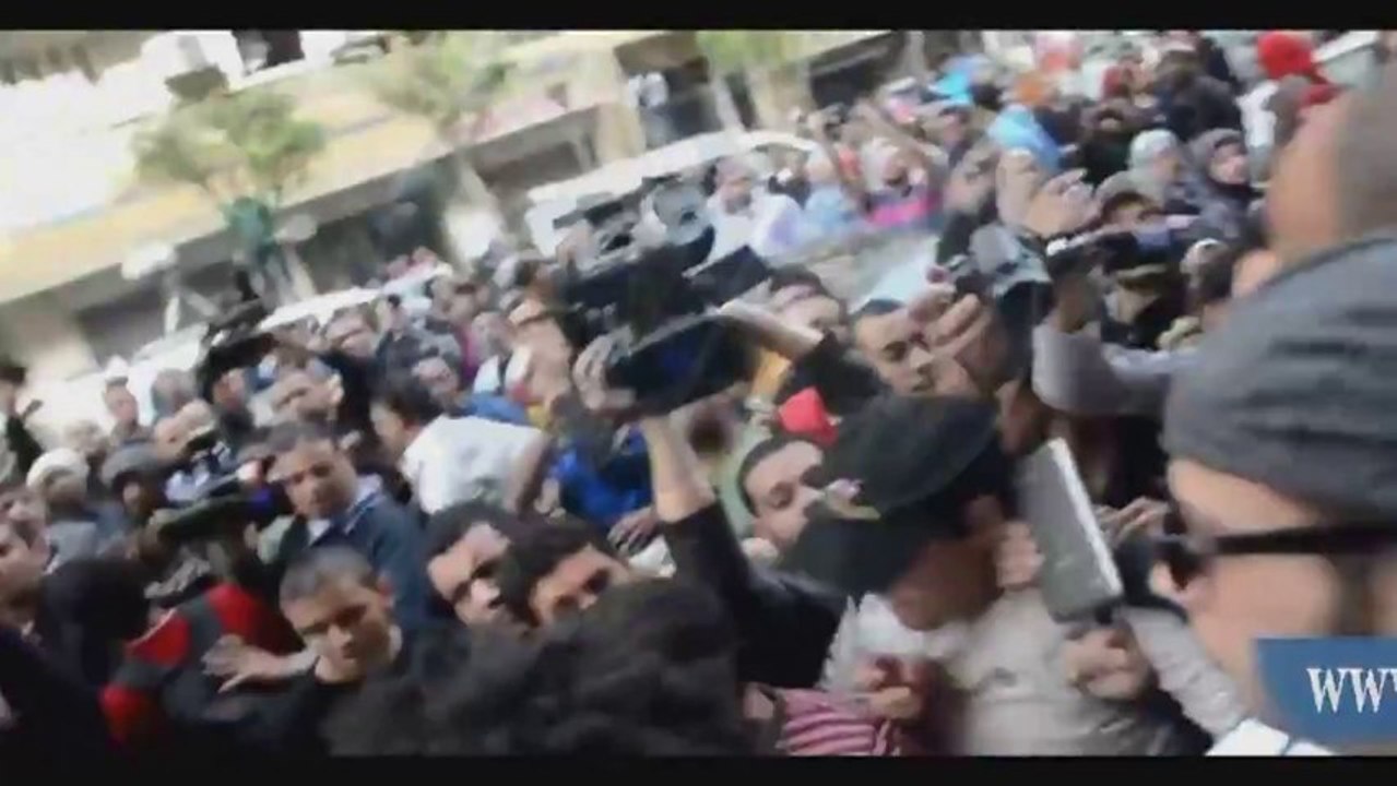 شاهد بالفيديو..أحمد ماهر أثناء تسليم نفسه لنيابة عابدين