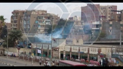 الشرطة تطلق قنابل الغاز من فوق كوبري القبة