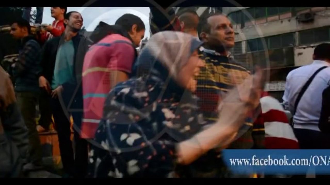 سيدة تهتف بطريقة هستيرية ياسيسي هز الكون انت جدك كان فرعون .. ونضفها يا سيسي نضفها يا ابراهيم