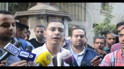 مؤسس 6 ابريل يحرق إخطار تظاهرة "كلوا فشار" ويعلن عدم اعترافه بقانون التظاهر