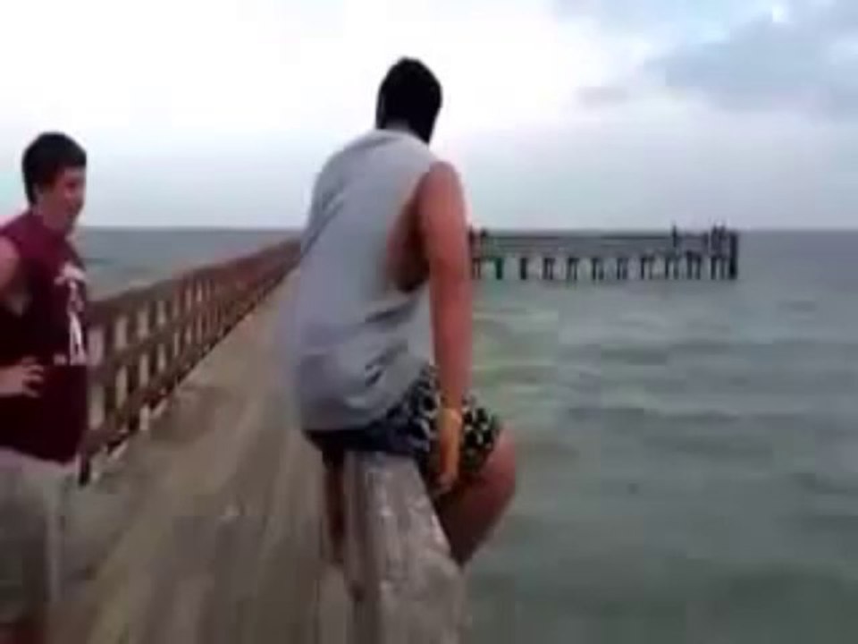 Chơi ngu gãy chân rùng cả mình