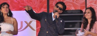 SRK turns Kanhiya at an Event- Rides on Chennai Express